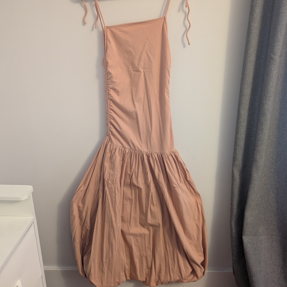Chic Strapless Dress in Soft Peach